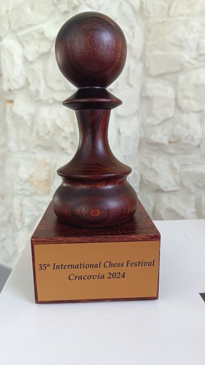 Puchar_Szachowy_Sportowe_Trofeum_pion_ciemny.jpg